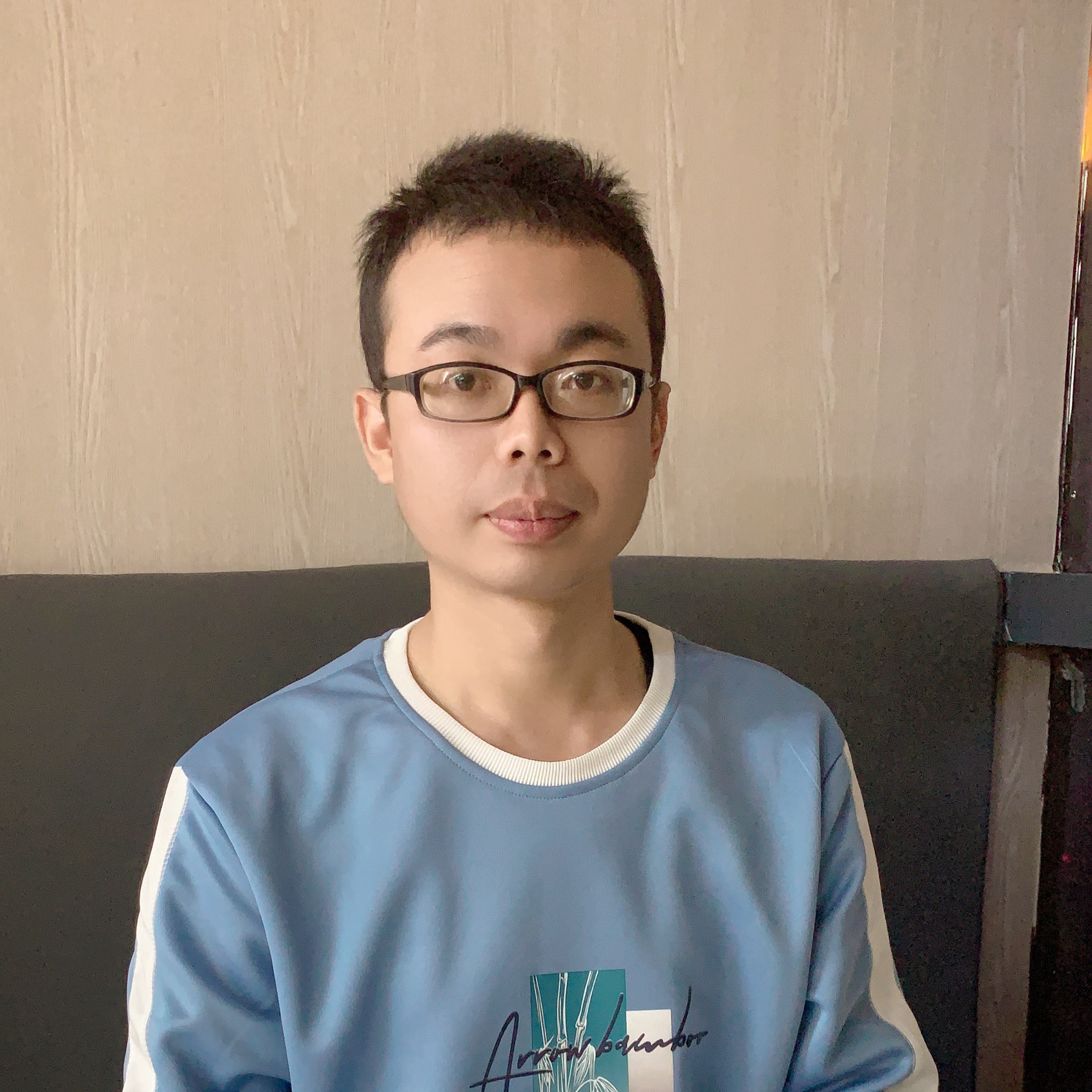 灯泡拿温柔的照片