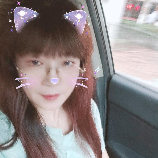 唇彩和眯眯眼的照片