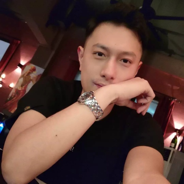 虔诚青青的照片