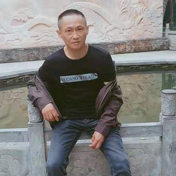 独寂迎蓝天的照片