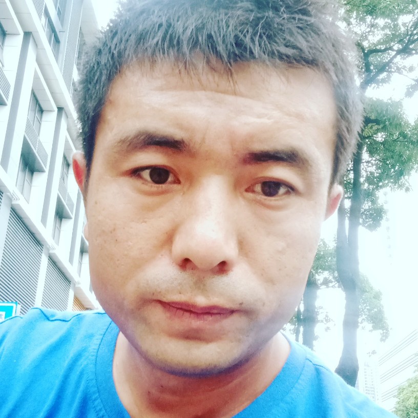 无奈浅吻小伙的照片