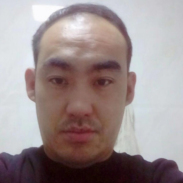 专一深拥衬衫的照片