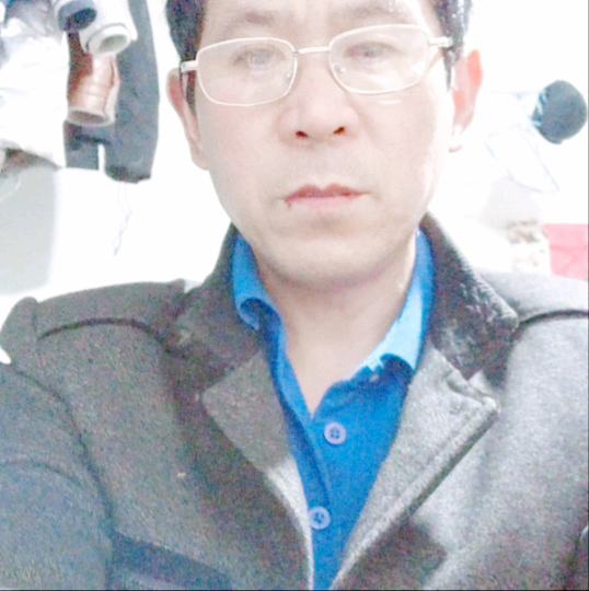 直率挽手月光的照片