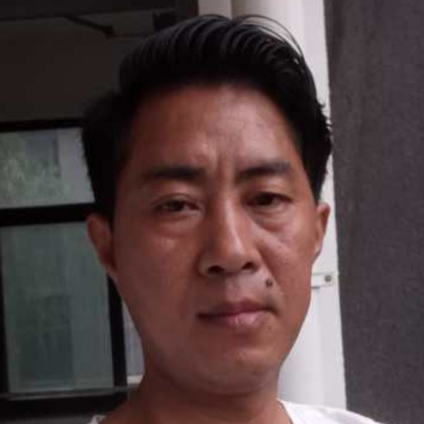 忐忑迎天空的照片
