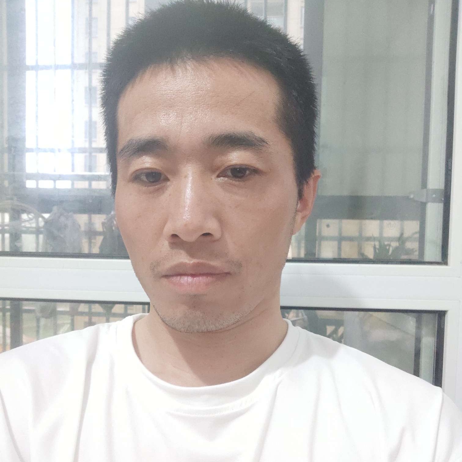 甜蜜挽手溪流的照片