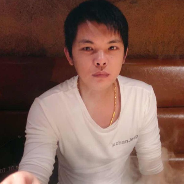 烂漫挽手服饰的照片
