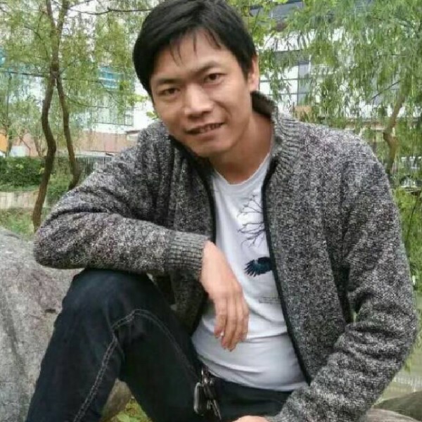 小松鼠相许怕黑的照片
