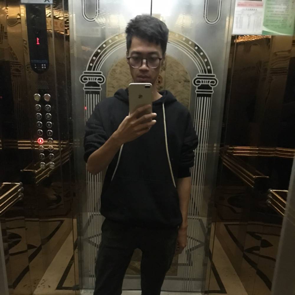 帅气笑板凳的照片