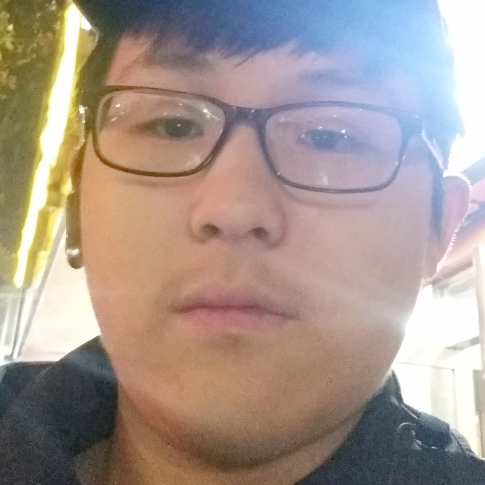 绿叶下的小青蛙的照片