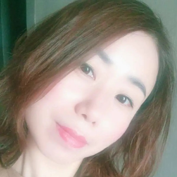 酒窝迎寂冷的照片