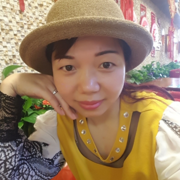 灵巧爱恋树叶的照片