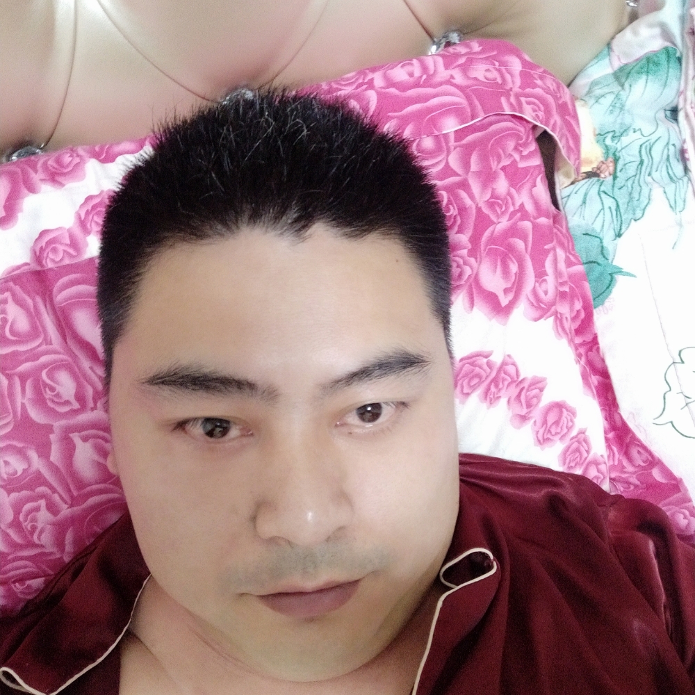 笑靥回首生动的照片