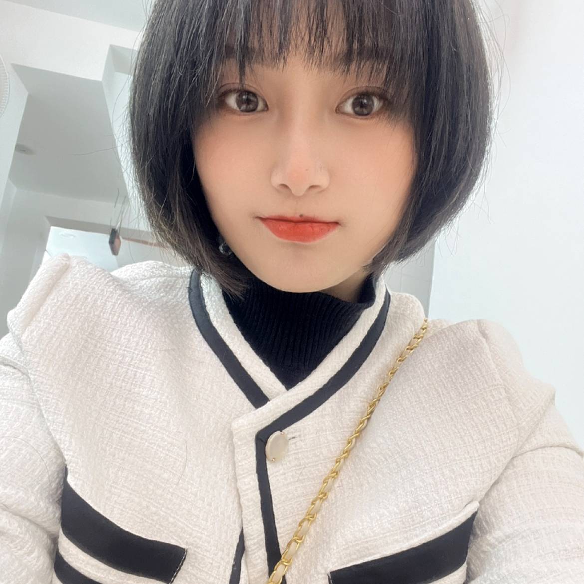 眯眯眼回眸芹菜的照片