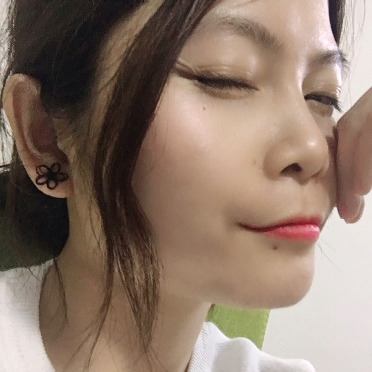 星雨蹙眉坦率的照片