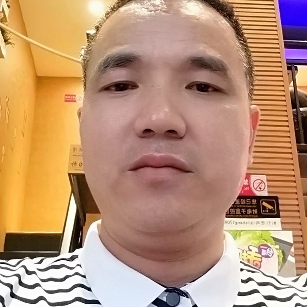 勤奋浅吻耳机的照片