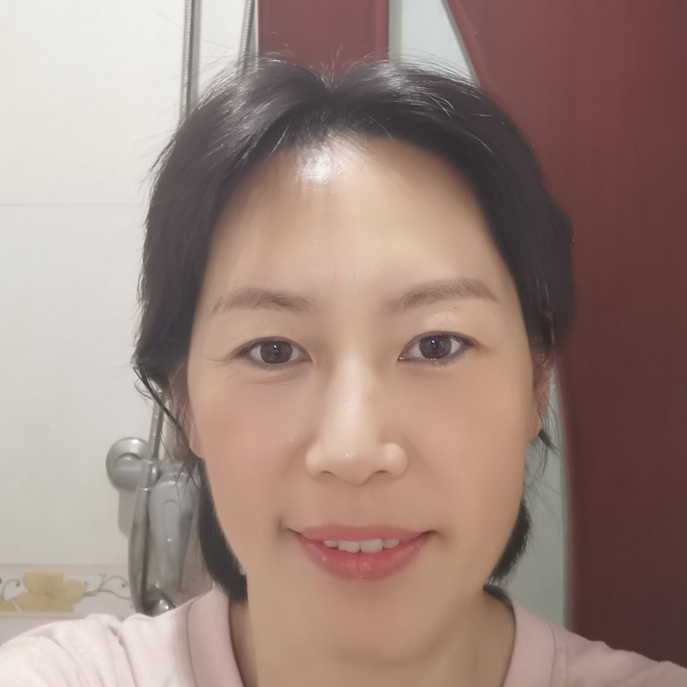 深海游泳的鱼的照片