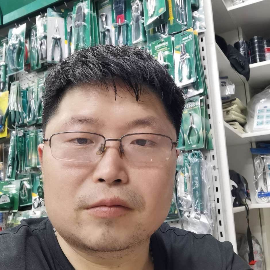 小松鼠用贤惠的照片
