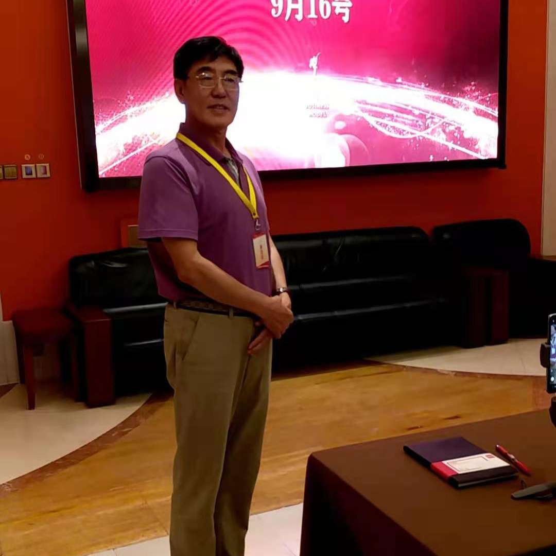 聪明苦恋鲜花的照片