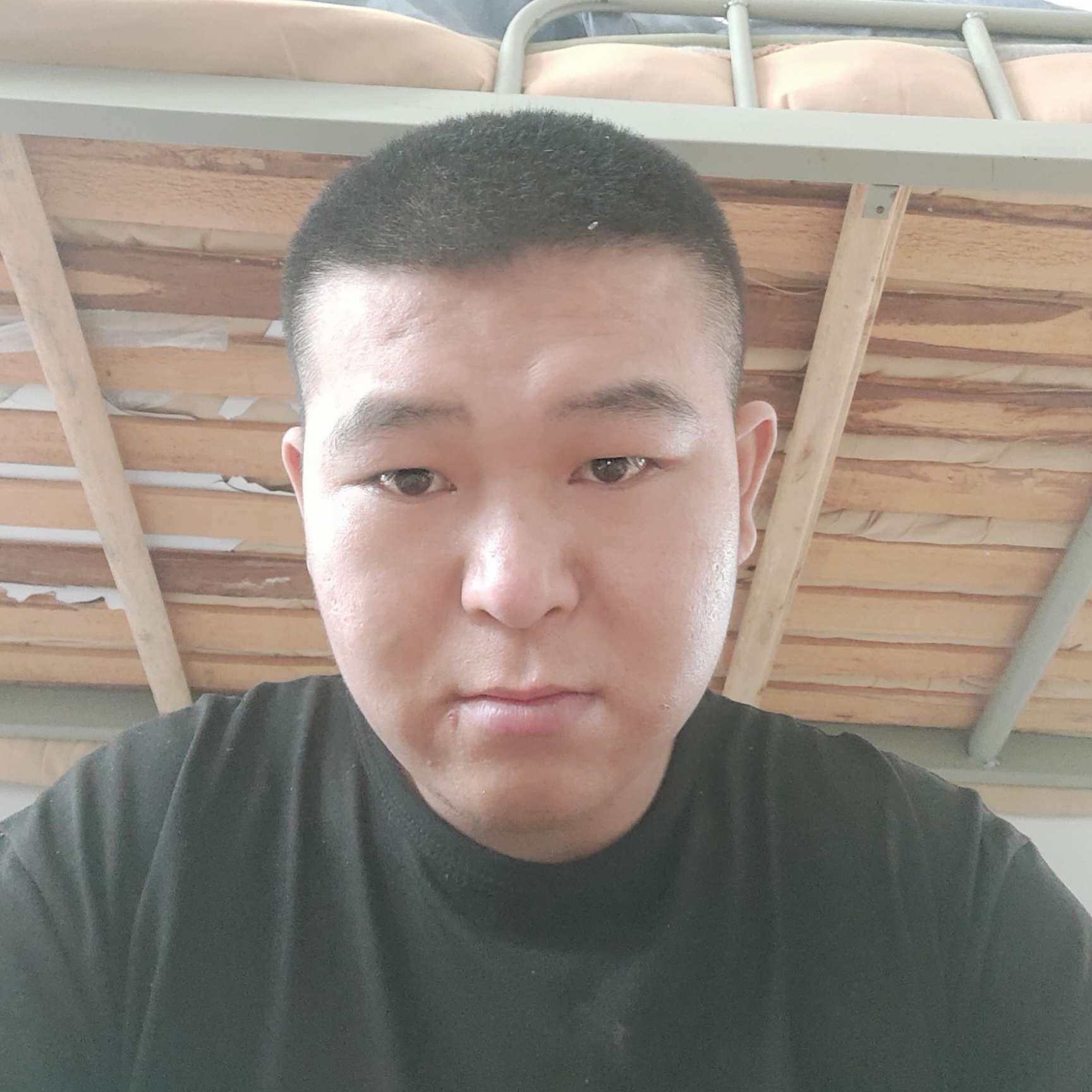 迷茫深拥冰淇淋的照片