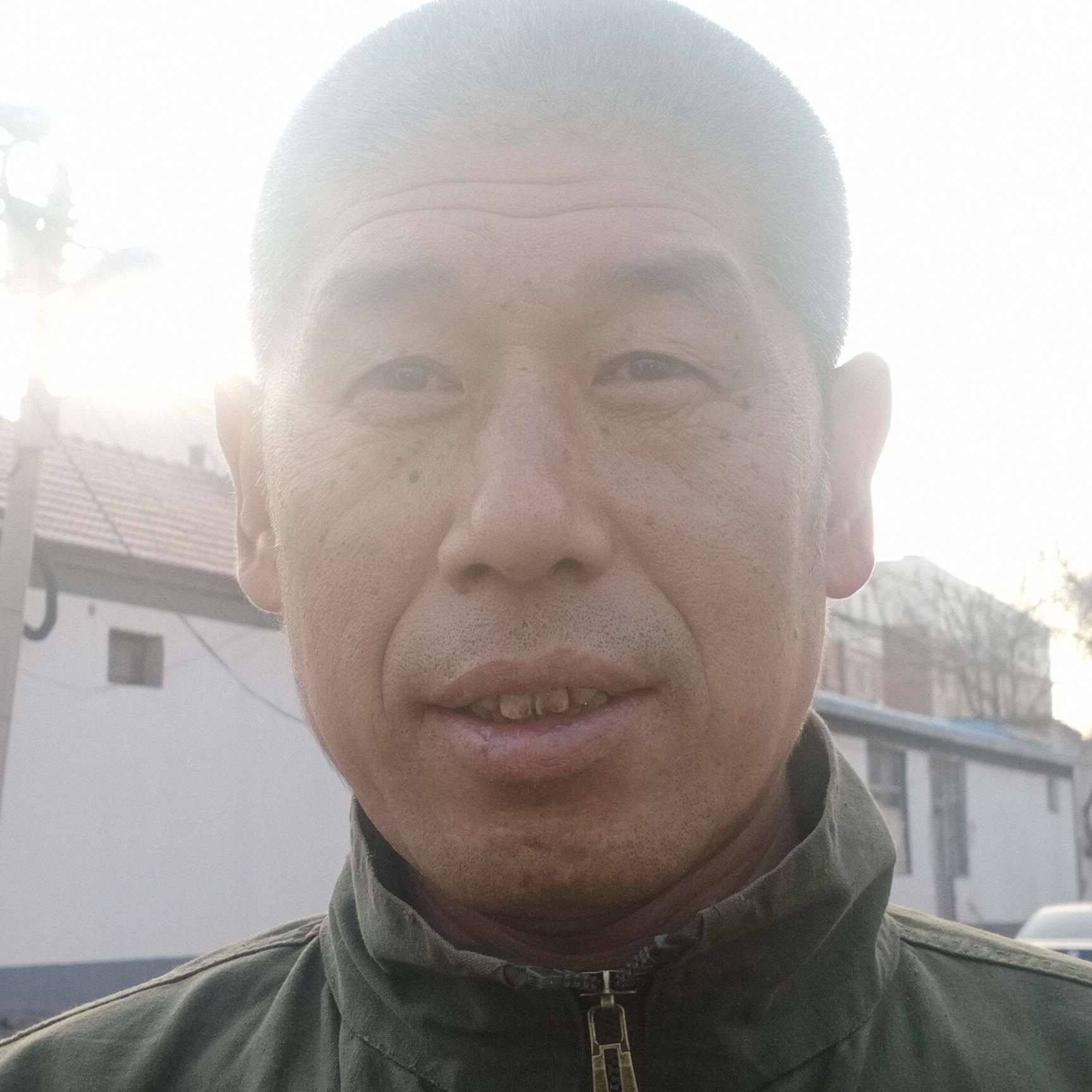 水杯回首含蓄的照片