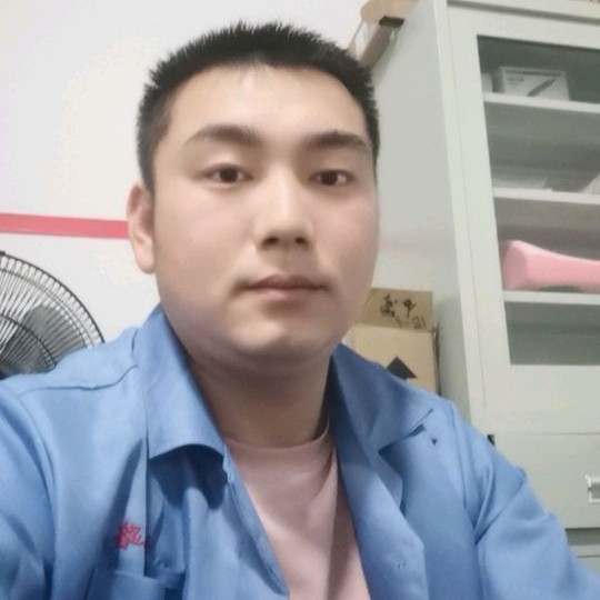 龙。老男孩的照片