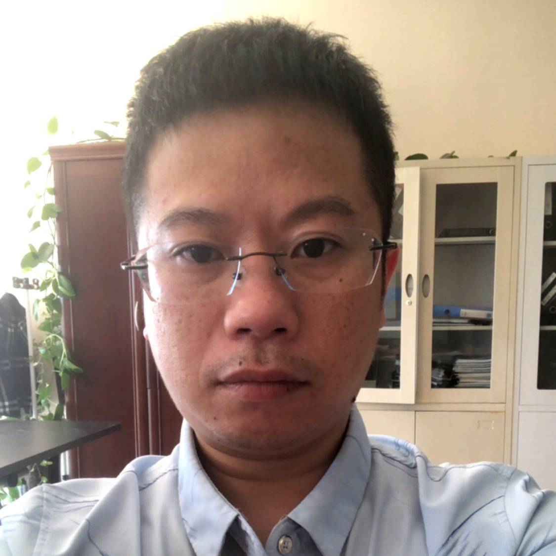 小伙和迷离的照片