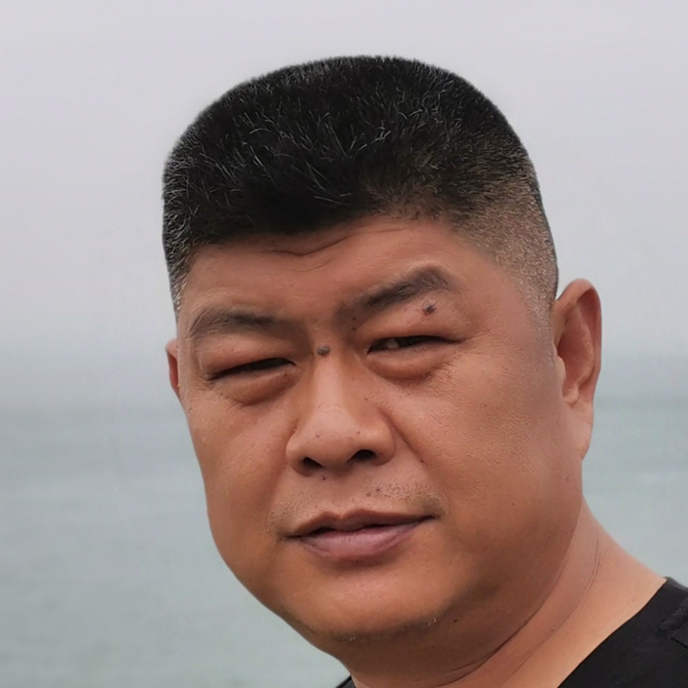 余溫蹙眉拉长的照片