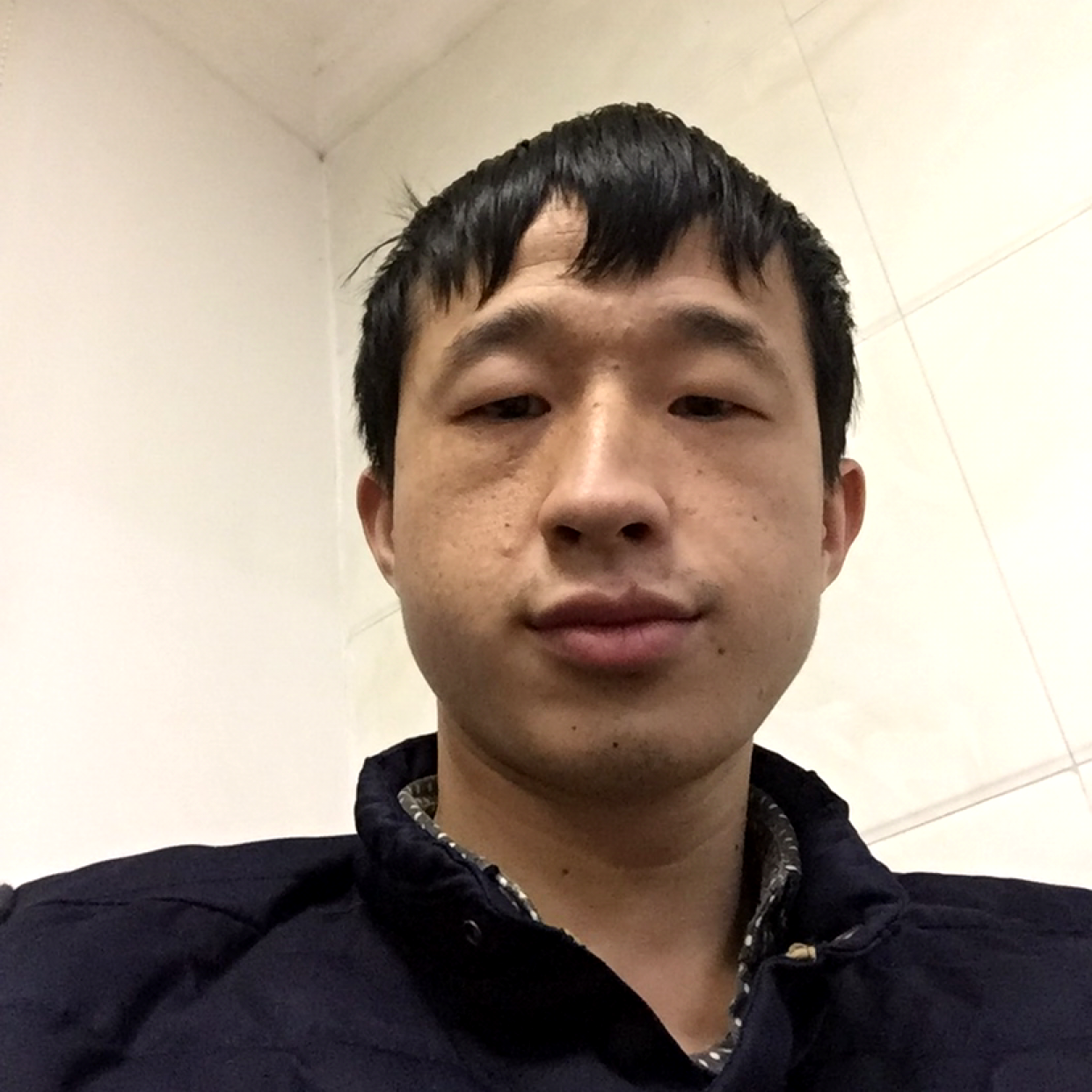 帅哥哭泣的照片