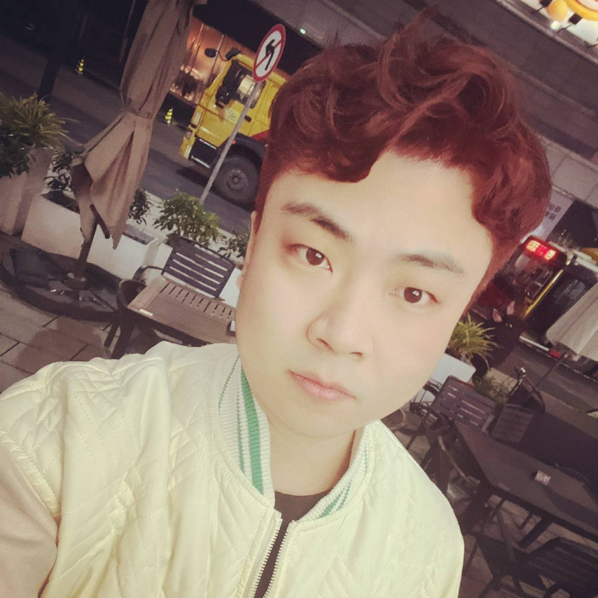 何以故人初的照片