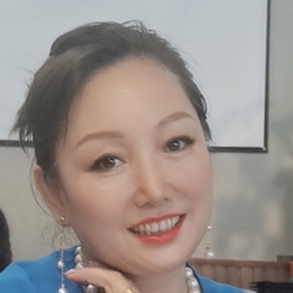 单纯拿发卡的照片