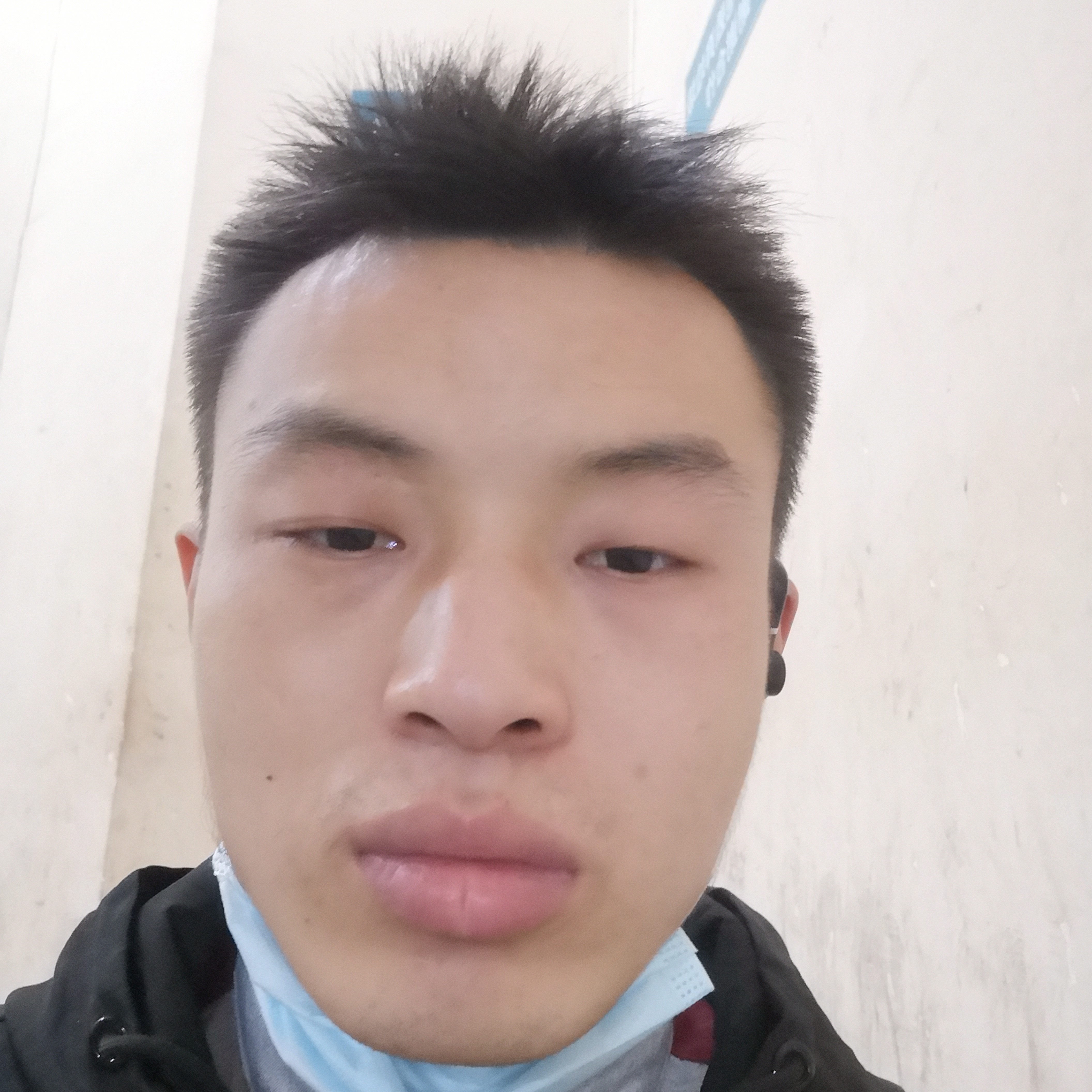 积极蹙眉砖头的照片