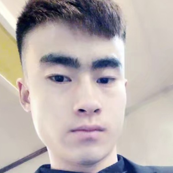 温婉和画板的照片