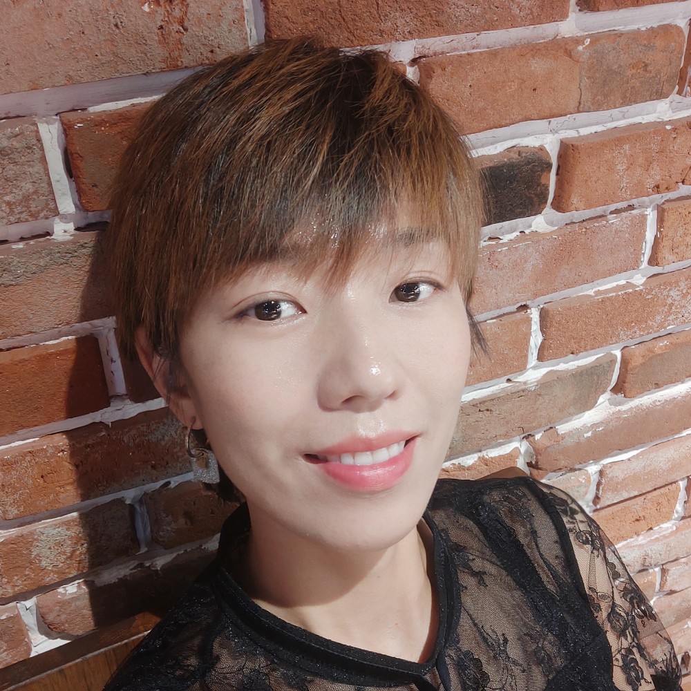 村头的人的照片