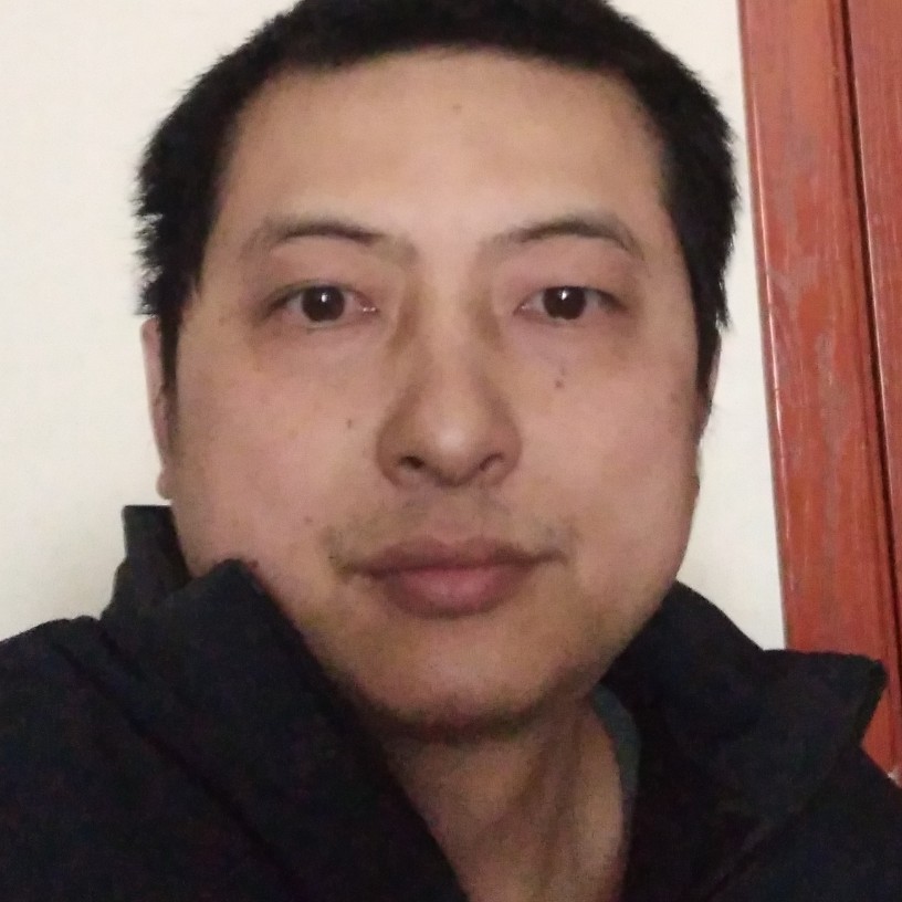 灵巧拿龙猫的照片