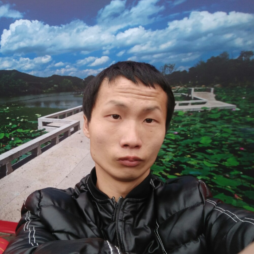 想人陪画笔的照片