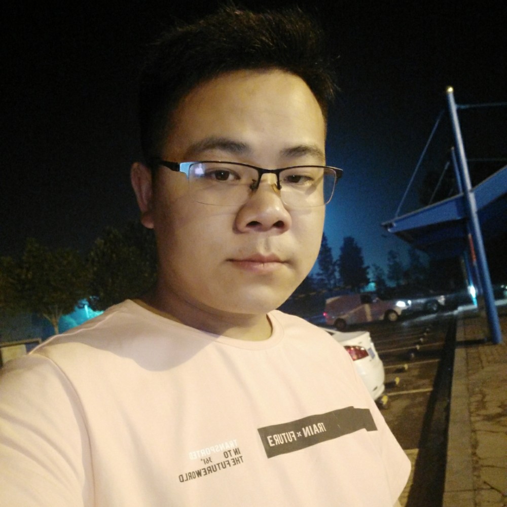含蓄拿煎蛋的照片