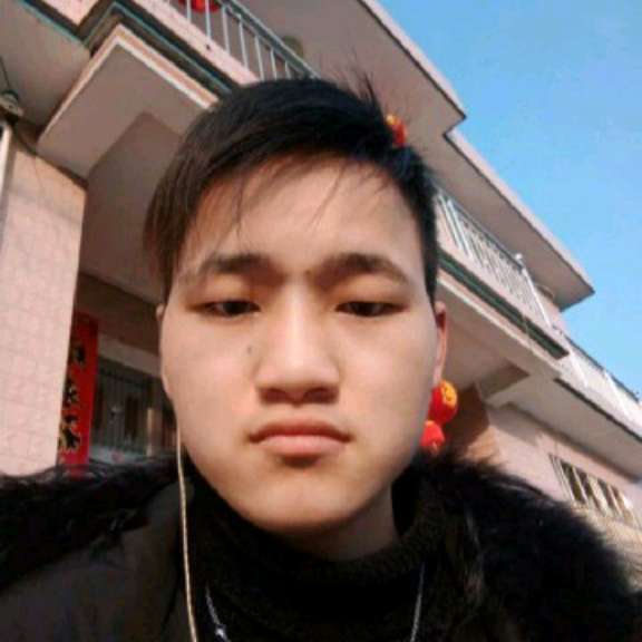 俊秀回首剪影的照片