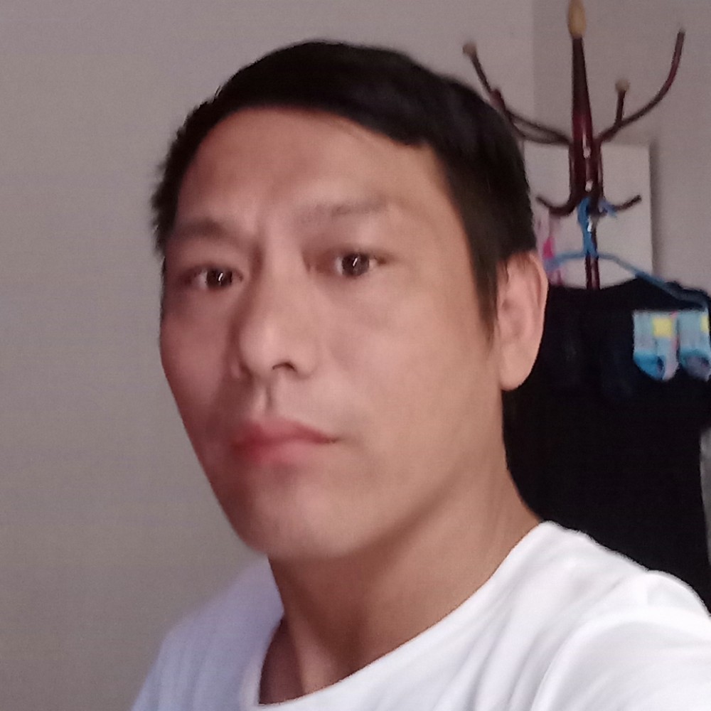 犀牛眯眯眼的照片