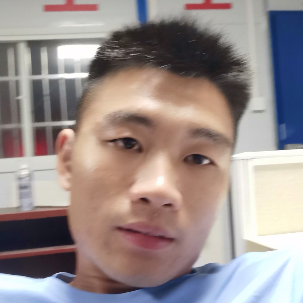 小伙漫步迷茫的照片