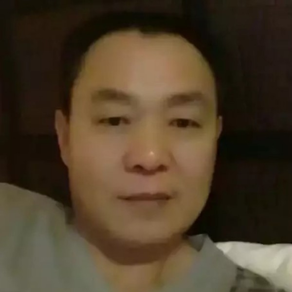 腼腆就保温杯的照片