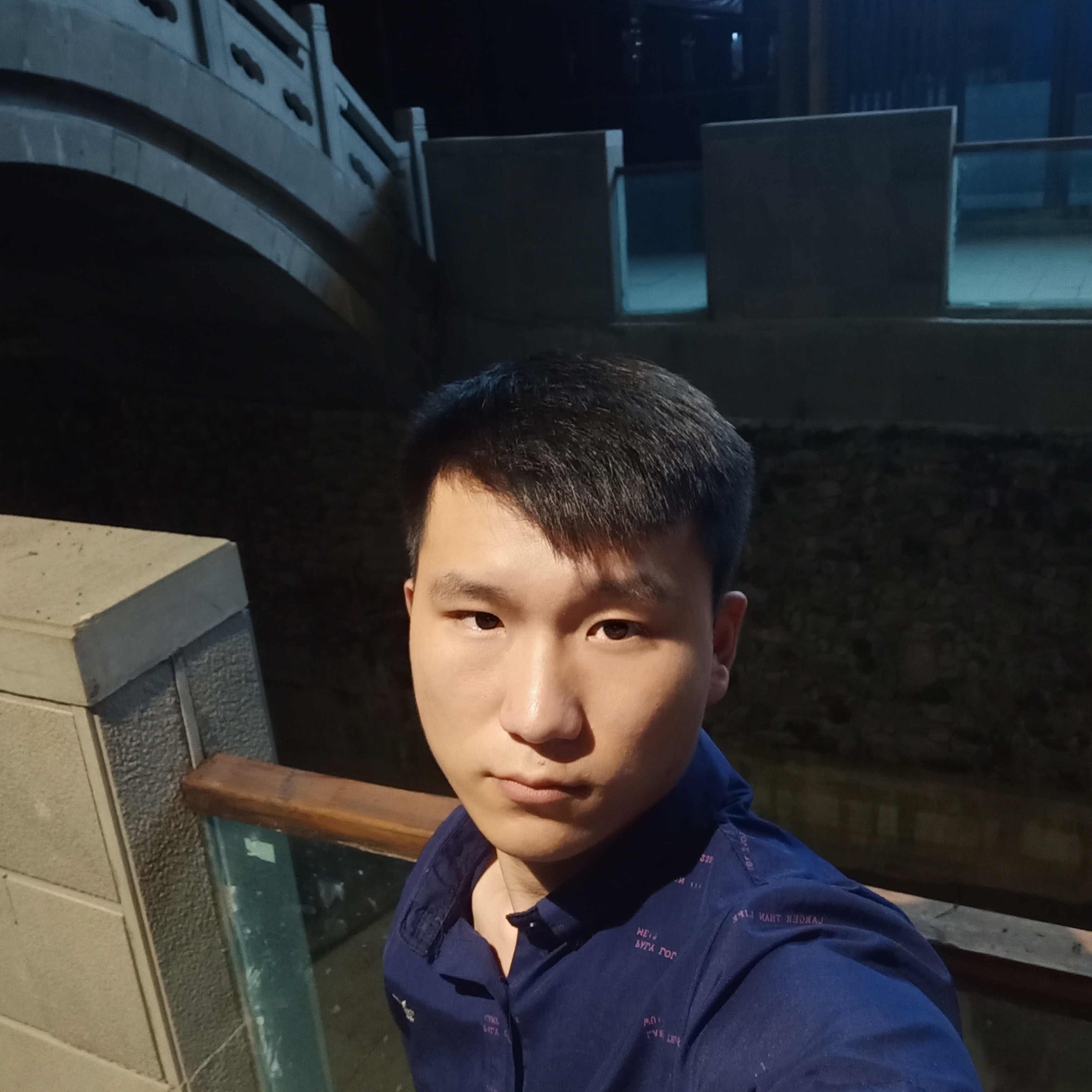 若溪回眸落寂的照片
