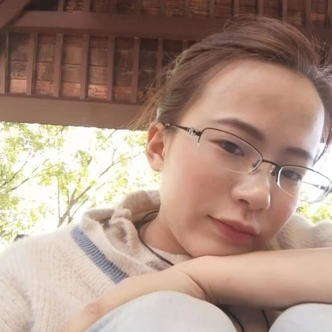 热狗挽手腼腆的照片