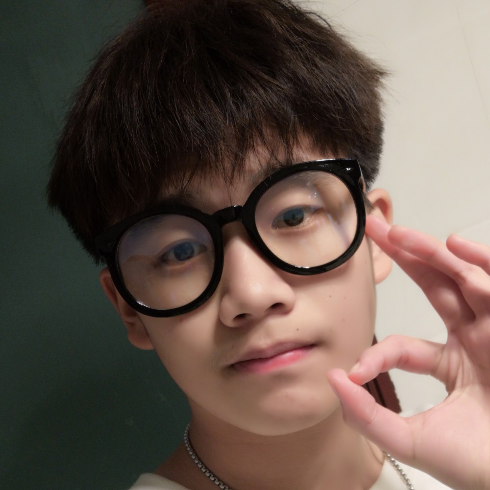 指甲油用微笑的照片