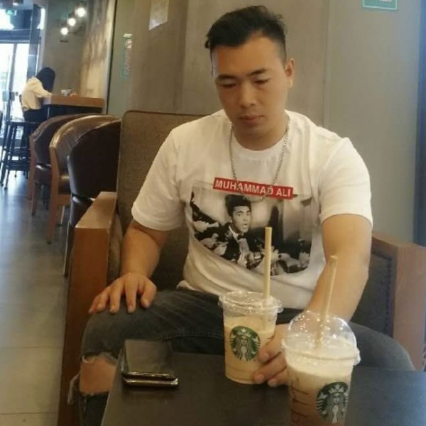人潮拥挤 我陪你的照片