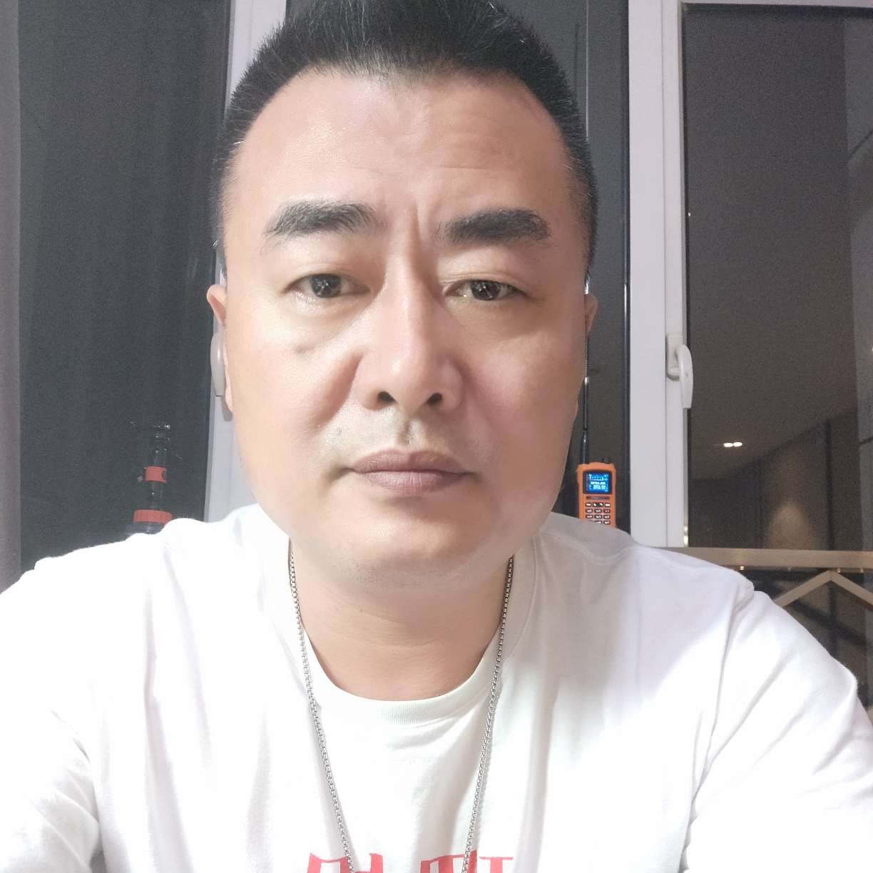 坐在我身后的女孩的照片