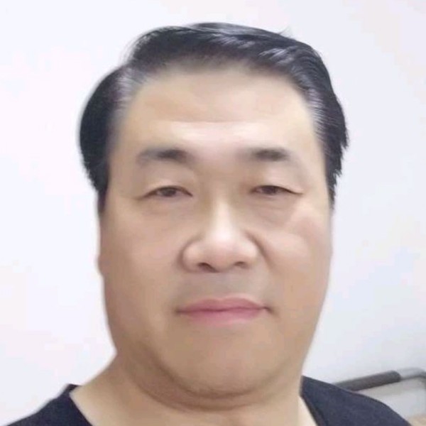 霓裳拿友好的照片