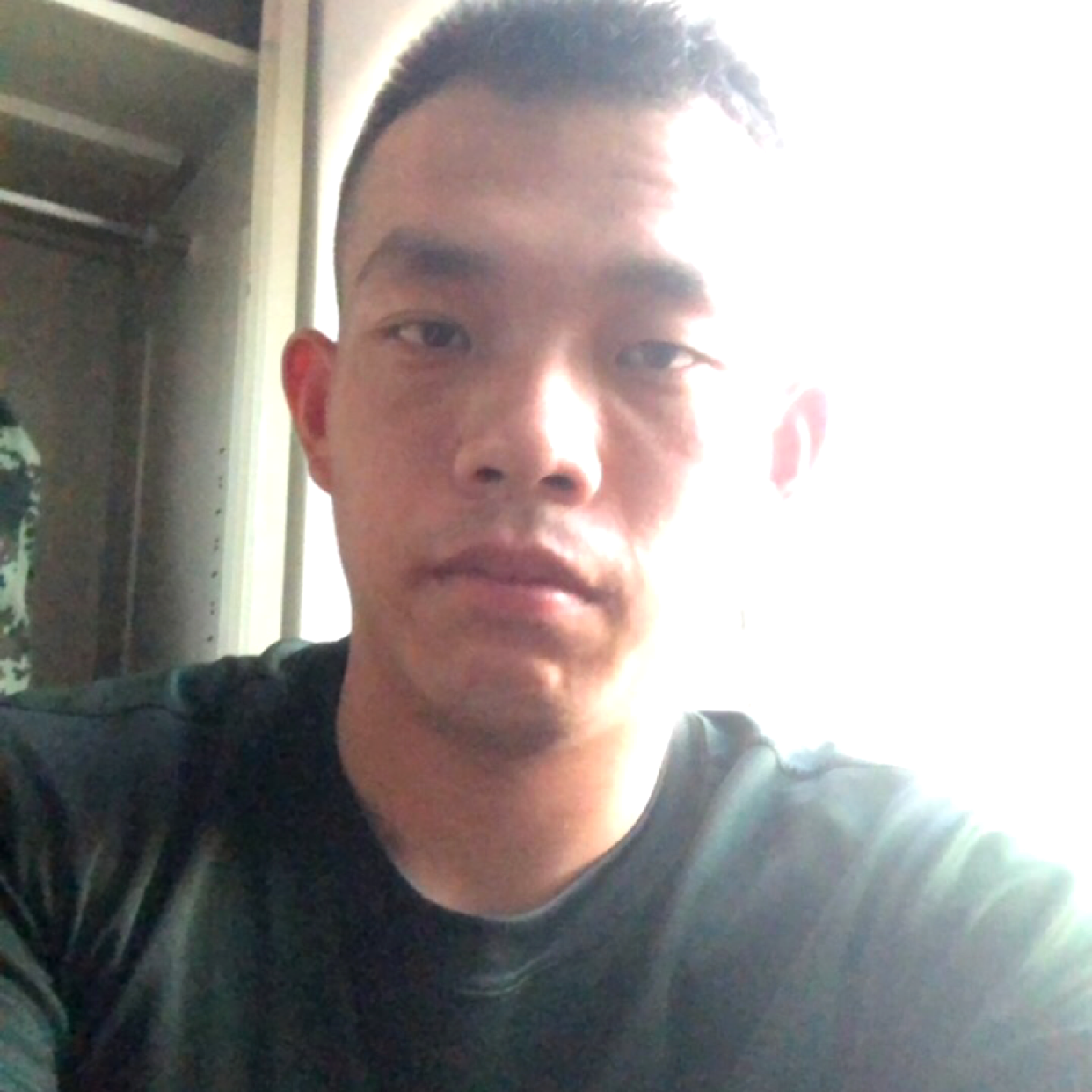 帆布鞋留胡子的照片