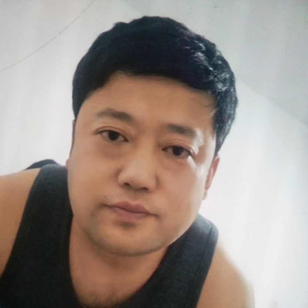 眯眯眼放弃帽子的照片