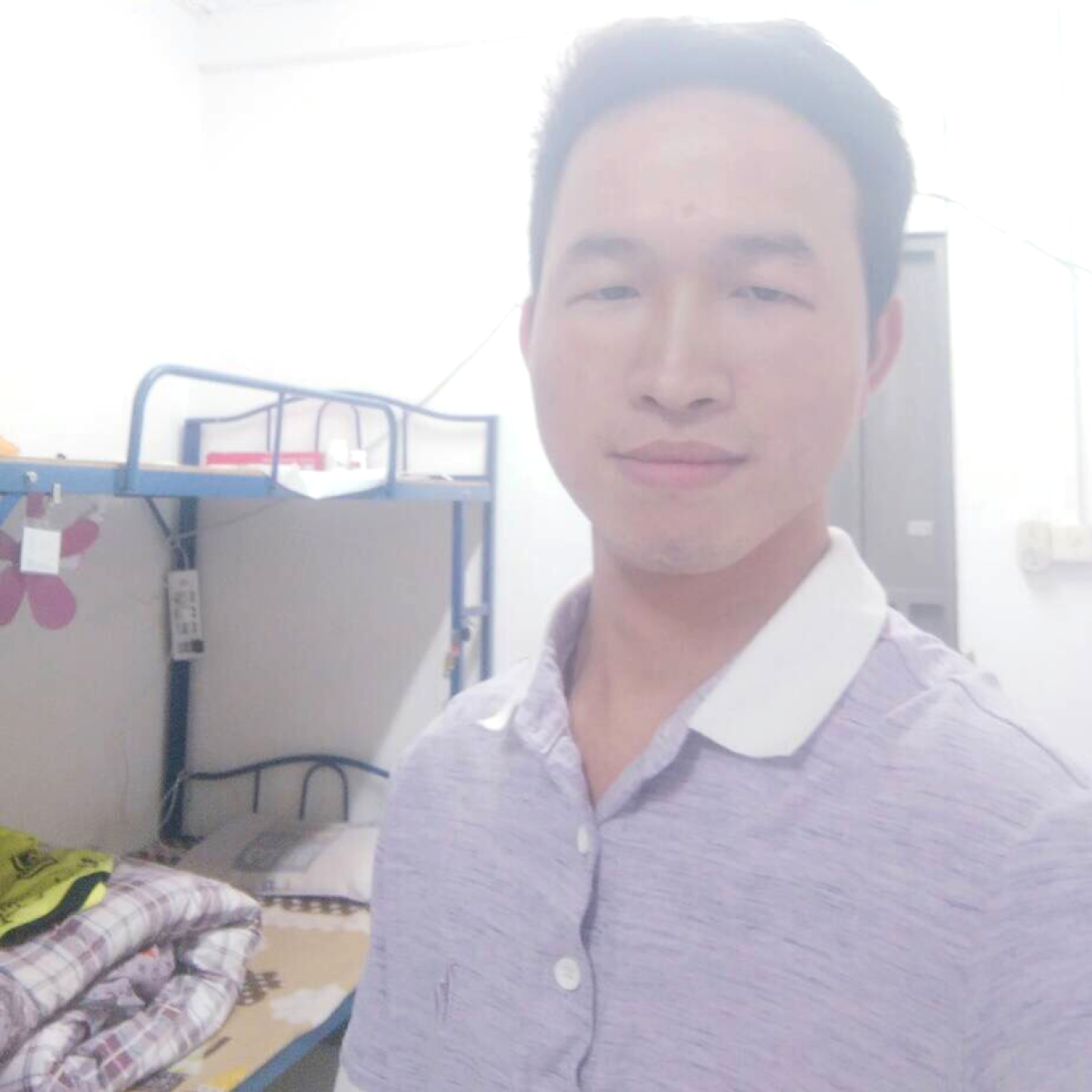 愤怒凝眸墨镜的照片