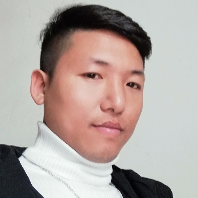 轻松挽手洛尘的照片